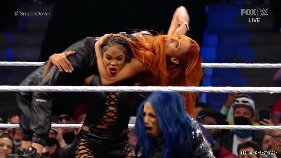 WWE_Friday_Night_SmackDown_2021_10_08_720p_HDTV_x264-NWCHD_mp4_000464597.jpg