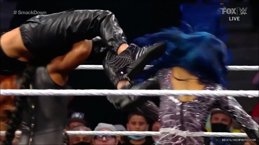 WWE_Friday_Night_SmackDown_2021_10_08_720p_HDTV_x264-NWCHD_mp4_000465998.jpg