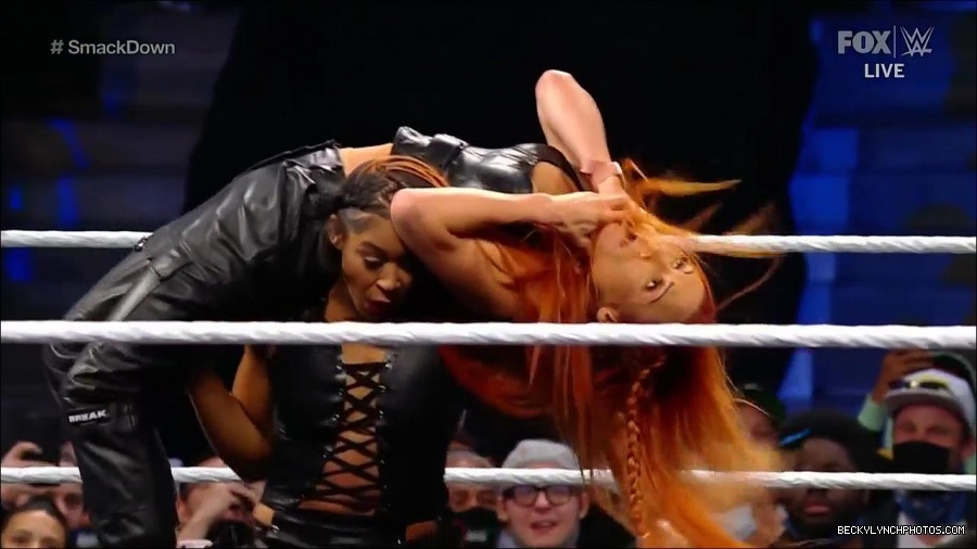 WWE_Friday_Night_SmackDown_2021_10_08_720p_HDTV_x264-NWCHD_mp4_000468801.jpg
