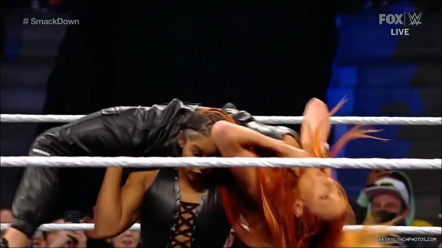 WWE_Friday_Night_SmackDown_2021_10_08_720p_HDTV_x264-NWCHD_mp4_000469502.jpg