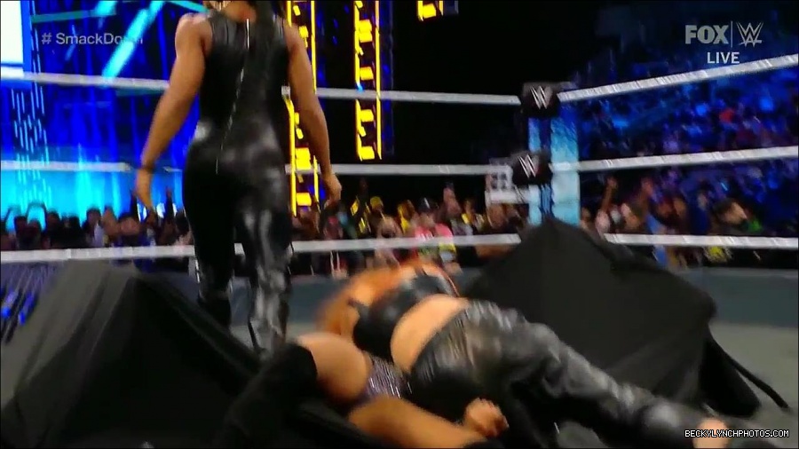 WWE_Friday_Night_SmackDown_2021_10_08_720p_HDTV_x264-NWCHD_mp4_000472305.jpg