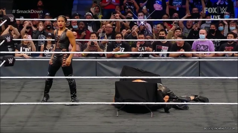 WWE_Friday_Night_SmackDown_2021_10_08_720p_HDTV_x264-NWCHD_mp4_000473005.jpg