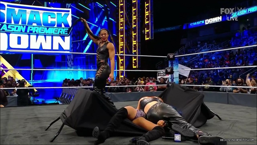 WWE_Friday_Night_SmackDown_2021_10_08_720p_HDTV_x264-NWCHD_mp4_000486319.jpg