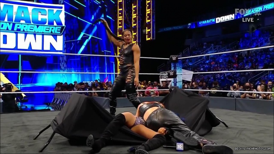 WWE_Friday_Night_SmackDown_2021_10_08_720p_HDTV_x264-NWCHD_mp4_000487019.jpg