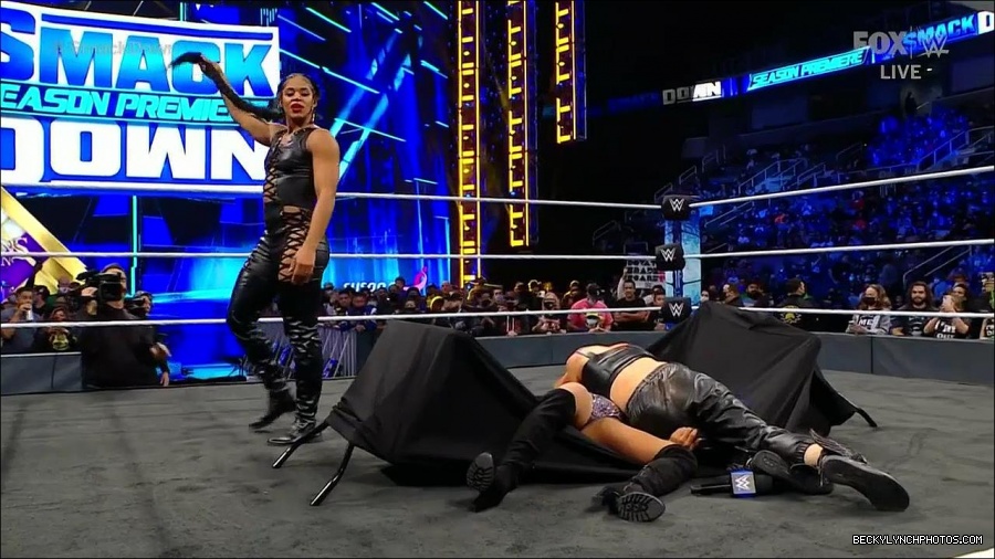 WWE_Friday_Night_SmackDown_2021_10_08_720p_HDTV_x264-NWCHD_mp4_000495428.jpg