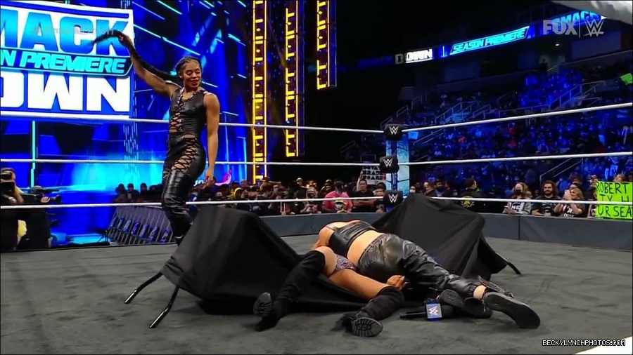 WWE_Friday_Night_SmackDown_2021_10_08_720p_HDTV_x264-NWCHD_mp4_000496128.jpg