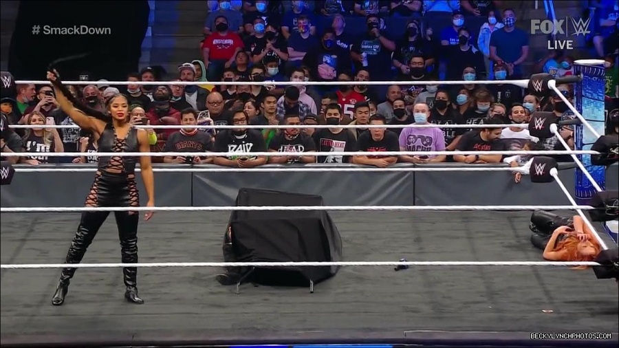 WWE_Friday_Night_SmackDown_2021_10_08_720p_HDTV_x264-NWCHD_mp4_000518551.jpg
