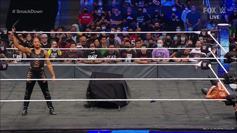 WWE_Friday_Night_SmackDown_2021_10_08_720p_HDTV_x264-NWCHD_mp4_000519252.jpg