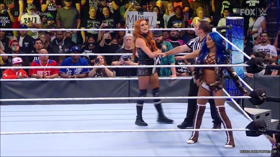 WWE_Supersized_SmackDown_2021_10_15_720p_HDTV_x264-NWCHD_mp4_005153025.jpg