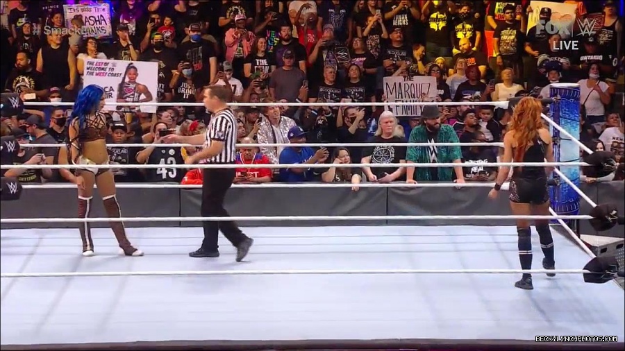 WWE_Supersized_SmackDown_2021_10_15_720p_HDTV_x264-NWCHD_mp4_005207079.jpg