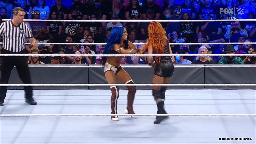 WWE_Supersized_SmackDown_2021_10_15_720p_HDTV_x264-NWCHD_mp4_005233706.jpg