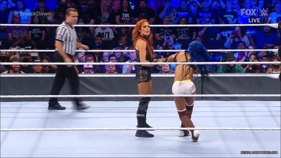 WWE_Supersized_SmackDown_2021_10_15_720p_HDTV_x264-NWCHD_mp4_005236108.jpg
