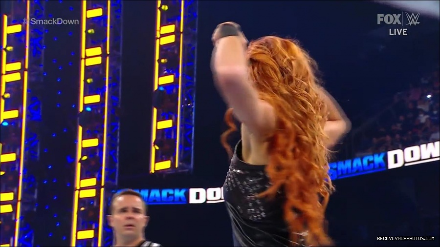 WWE_Supersized_SmackDown_2021_10_15_720p_HDTV_x264-NWCHD_mp4_005264937.jpg