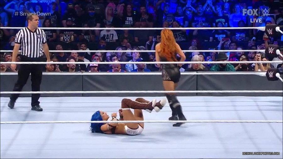 WWE_Supersized_SmackDown_2021_10_15_720p_HDTV_x264-NWCHD_mp4_005265537.jpg