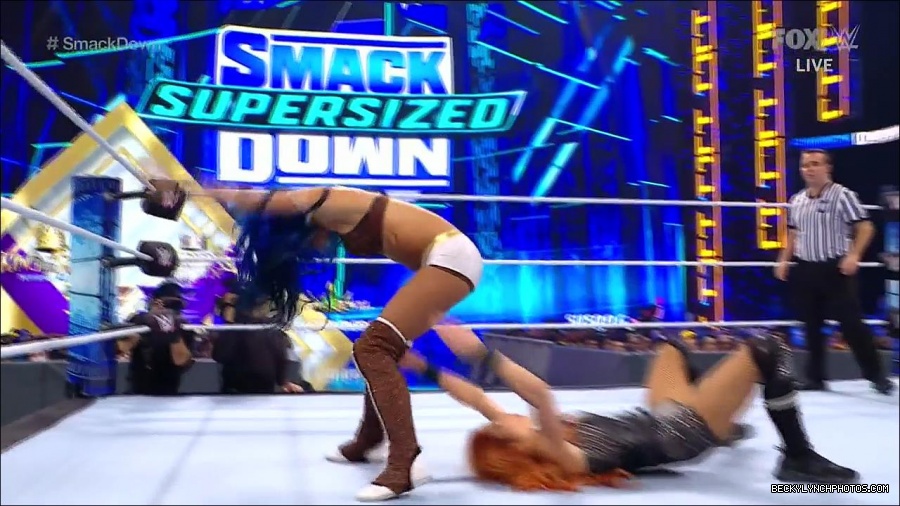 WWE_Supersized_SmackDown_2021_10_15_720p_HDTV_x264-NWCHD_mp4_005272745.jpg