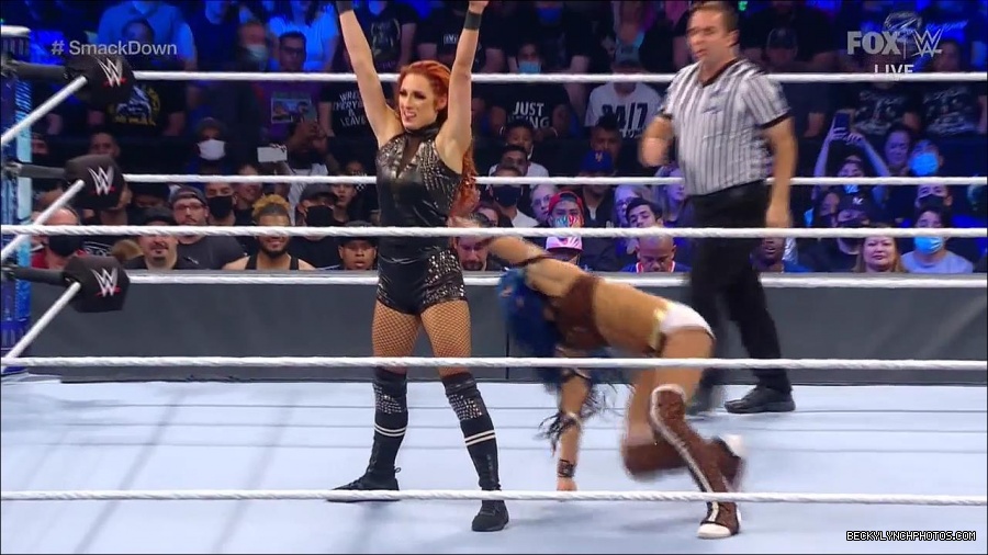 WWE_Supersized_SmackDown_2021_10_15_720p_HDTV_x264-NWCHD_mp4_005287159.jpg