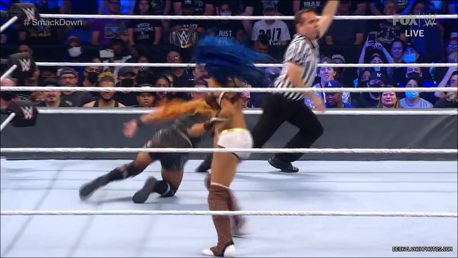 WWE_Supersized_SmackDown_2021_10_15_720p_HDTV_x264-NWCHD_mp4_005290763.jpg