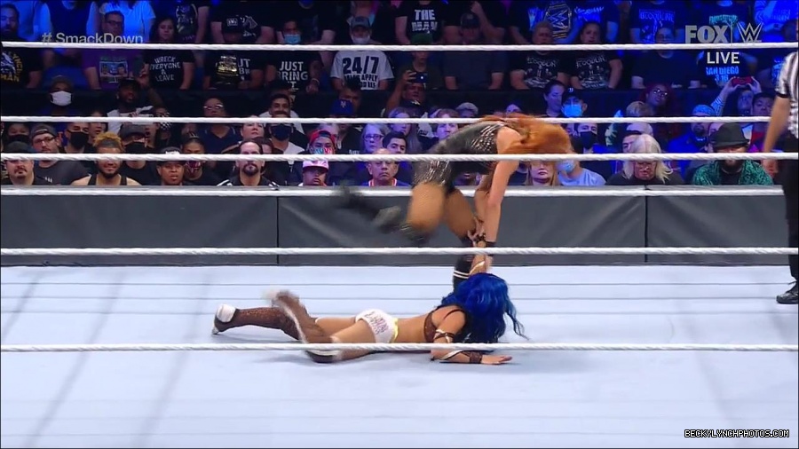 WWE_Supersized_SmackDown_2021_10_15_720p_HDTV_x264-NWCHD_mp4_005332204.jpg