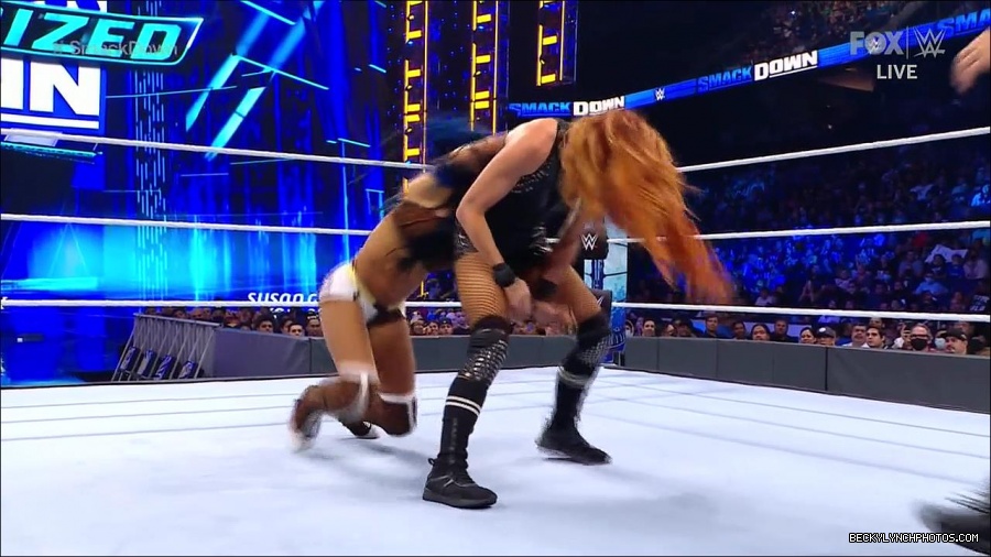 WWE_Supersized_SmackDown_2021_10_15_720p_HDTV_x264-NWCHD_mp4_005334006.jpg