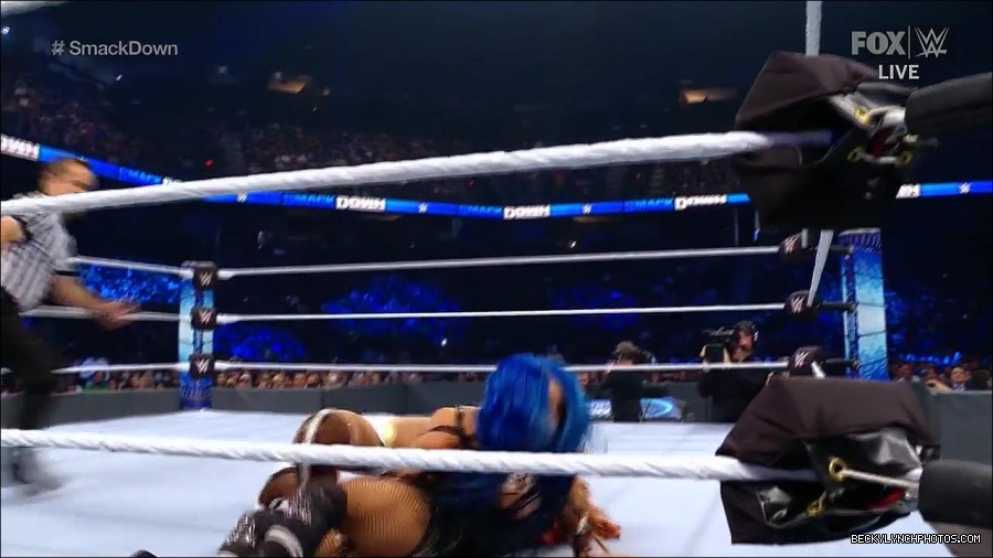 WWE_Supersized_SmackDown_2021_10_15_720p_HDTV_x264-NWCHD_mp4_005365237.jpg
