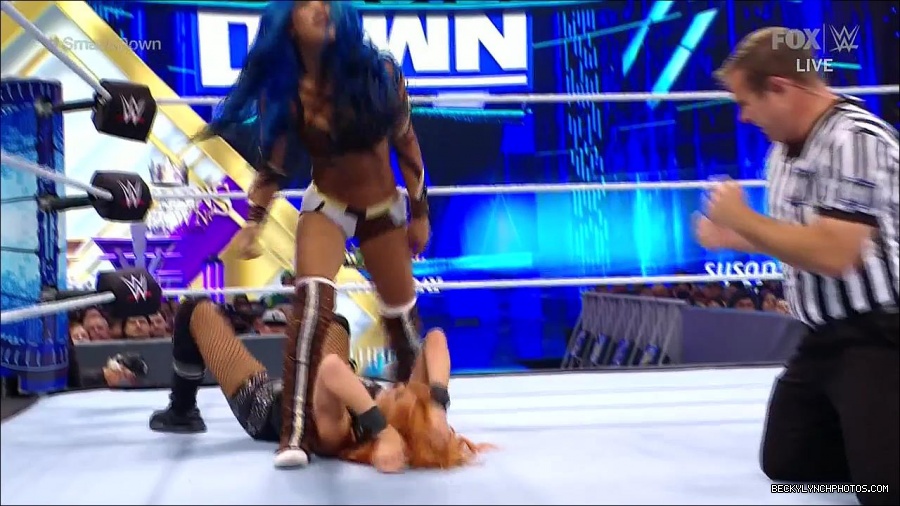 WWE_Supersized_SmackDown_2021_10_15_720p_HDTV_x264-NWCHD_mp4_005376048.jpg