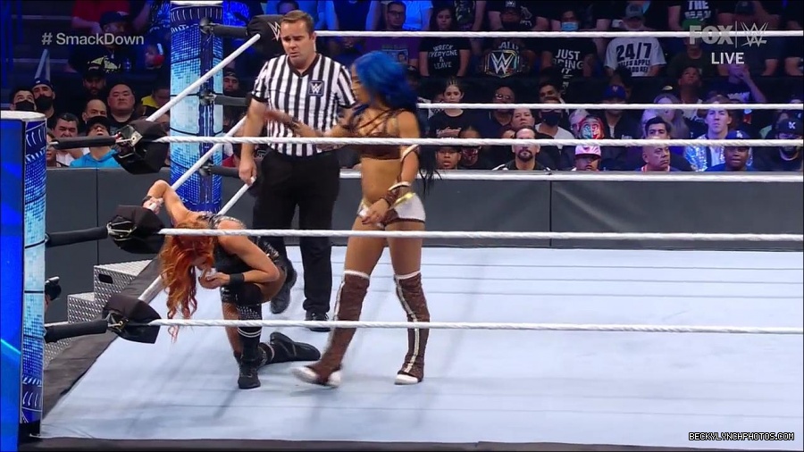 WWE_Supersized_SmackDown_2021_10_15_720p_HDTV_x264-NWCHD_mp4_005385057.jpg