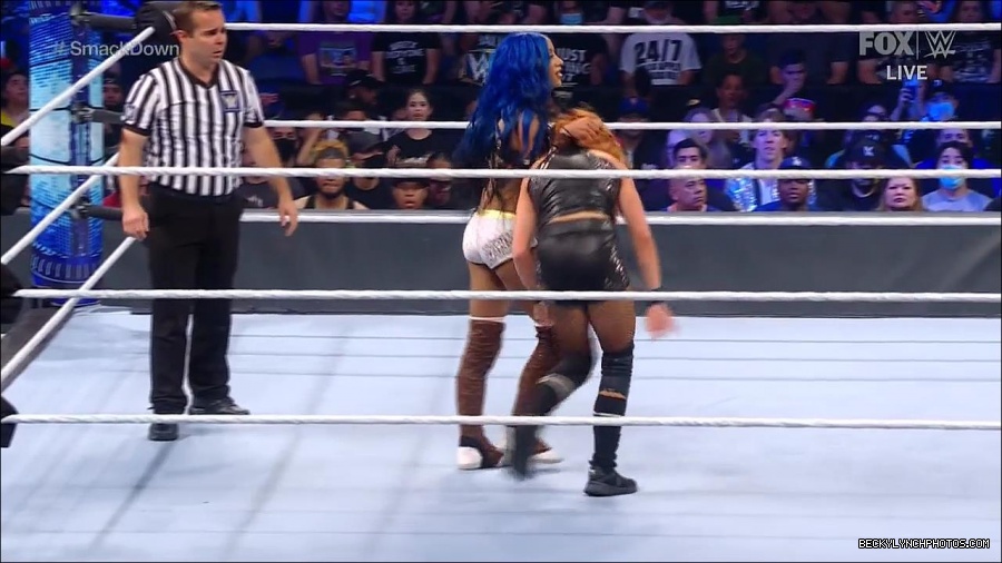 WWE_Supersized_SmackDown_2021_10_15_720p_HDTV_x264-NWCHD_mp4_005388060.jpg