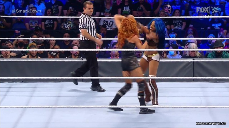WWE_Supersized_SmackDown_2021_10_15_720p_HDTV_x264-NWCHD_mp4_005395267.jpg