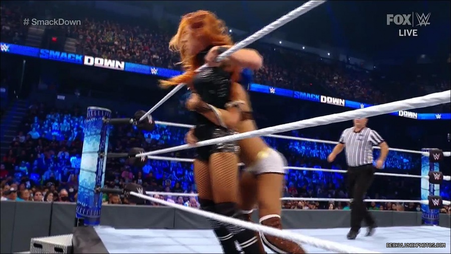 WWE_Supersized_SmackDown_2021_10_15_720p_HDTV_x264-NWCHD_mp4_005398270.jpg