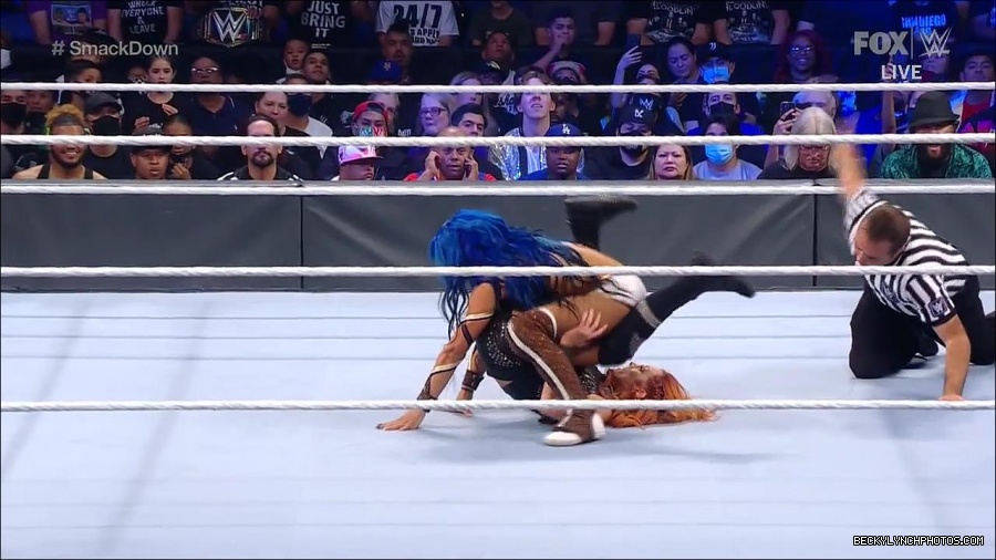 WWE_Supersized_SmackDown_2021_10_15_720p_HDTV_x264-NWCHD_mp4_005400672.jpg
