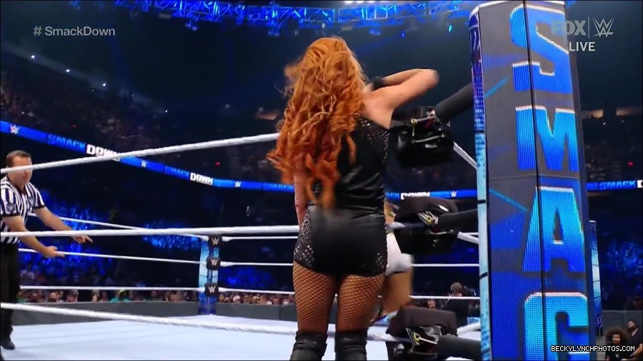 WWE_Supersized_SmackDown_2021_10_15_720p_HDTV_x264-NWCHD_mp4_005473946.jpg