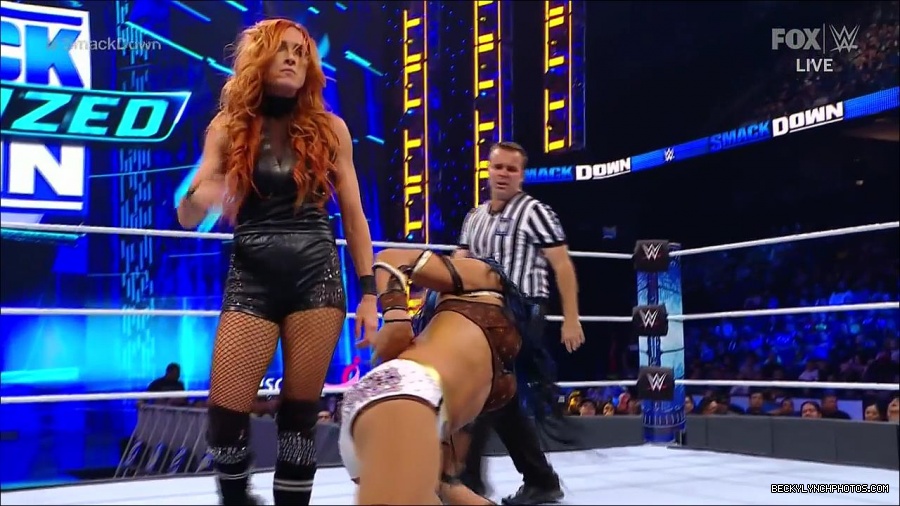 WWE_Supersized_SmackDown_2021_10_15_720p_HDTV_x264-NWCHD_mp4_005540012.jpg