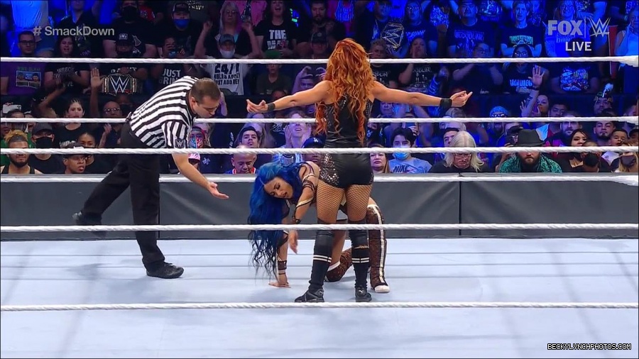 WWE_Supersized_SmackDown_2021_10_15_720p_HDTV_x264-NWCHD_mp4_005553225.jpg