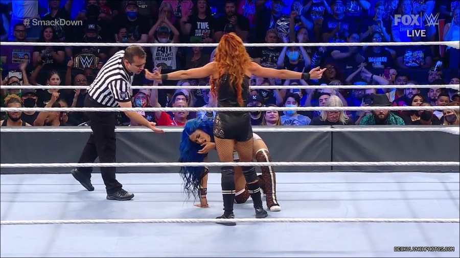 WWE_Supersized_SmackDown_2021_10_15_720p_HDTV_x264-NWCHD_mp4_005554426.jpg