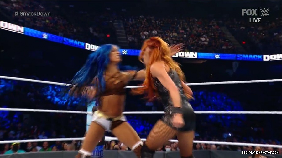 WWE_Supersized_SmackDown_2021_10_15_720p_HDTV_x264-NWCHD_mp4_005559231.jpg