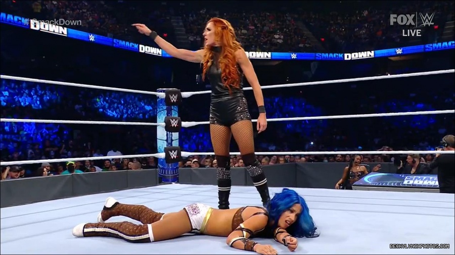 WWE_Supersized_SmackDown_2021_10_15_720p_HDTV_x264-NWCHD_mp4_005600072.jpg