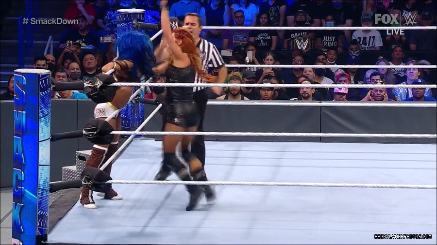 WWE_Supersized_SmackDown_2021_10_15_720p_HDTV_x264-NWCHD_mp4_005664336.jpg
