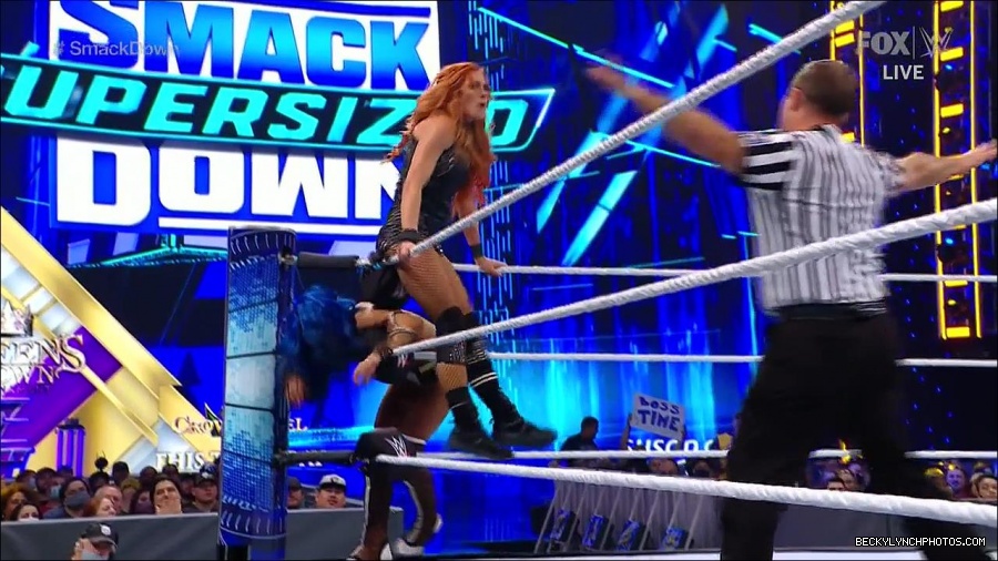 WWE_Supersized_SmackDown_2021_10_15_720p_HDTV_x264-NWCHD_mp4_005681753.jpg