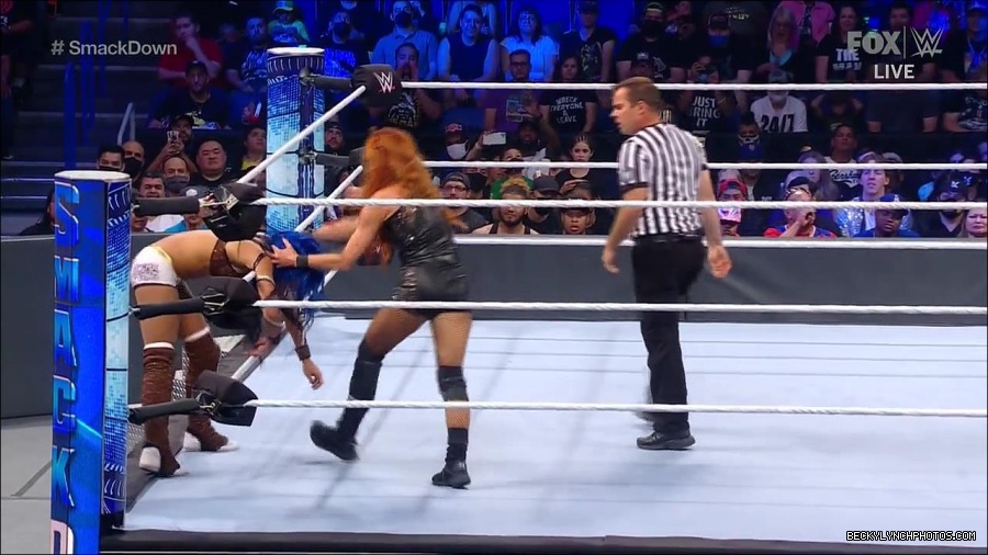WWE_Supersized_SmackDown_2021_10_15_720p_HDTV_x264-NWCHD_mp4_005684756.jpg