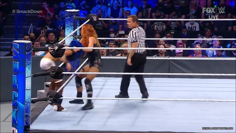 WWE_Supersized_SmackDown_2021_10_15_720p_HDTV_x264-NWCHD_mp4_005685357.jpg