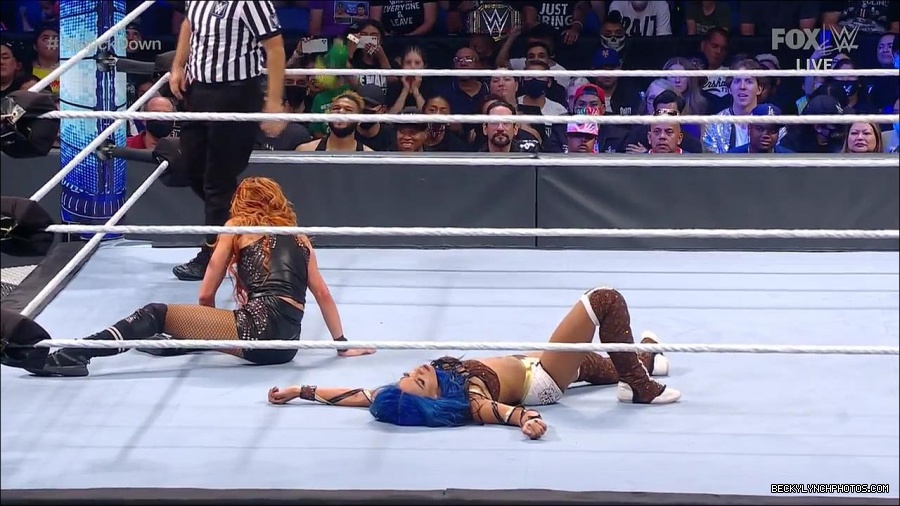 WWE_Supersized_SmackDown_2021_10_15_720p_HDTV_x264-NWCHD_mp4_005722127.jpg