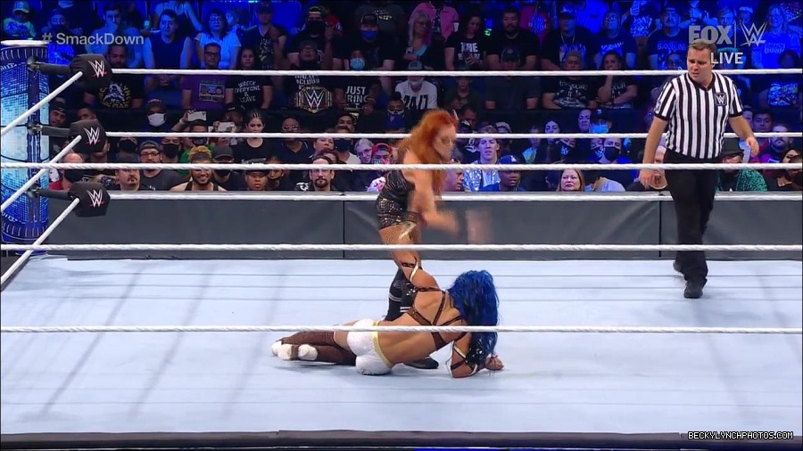 WWE_Supersized_SmackDown_2021_10_15_720p_HDTV_x264-NWCHD_mp4_005738343.jpg