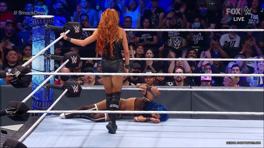 WWE_Supersized_SmackDown_2021_10_15_720p_HDTV_x264-NWCHD_mp4_005764769.jpg