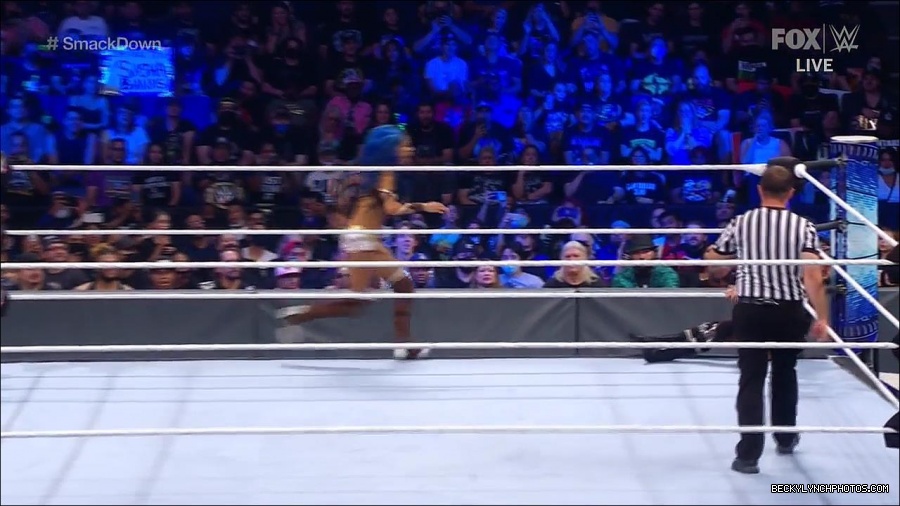 WWE_Supersized_SmackDown_2021_10_15_720p_HDTV_x264-NWCHD_mp4_005802007.jpg