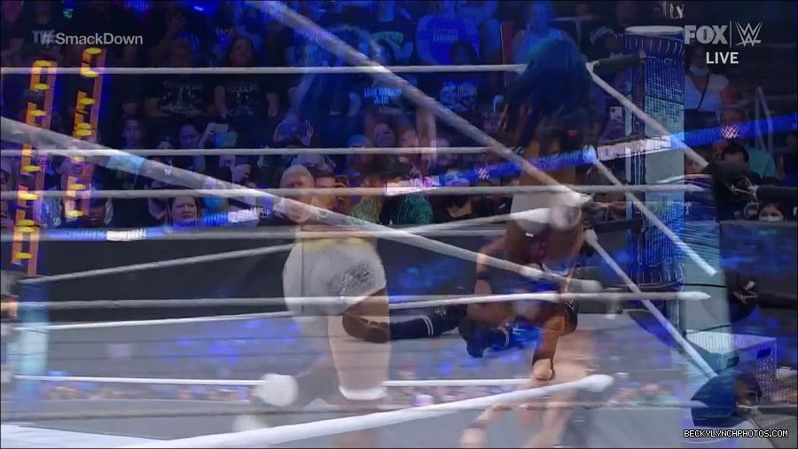 WWE_Supersized_SmackDown_2021_10_15_720p_HDTV_x264-NWCHD_mp4_005811616.jpg