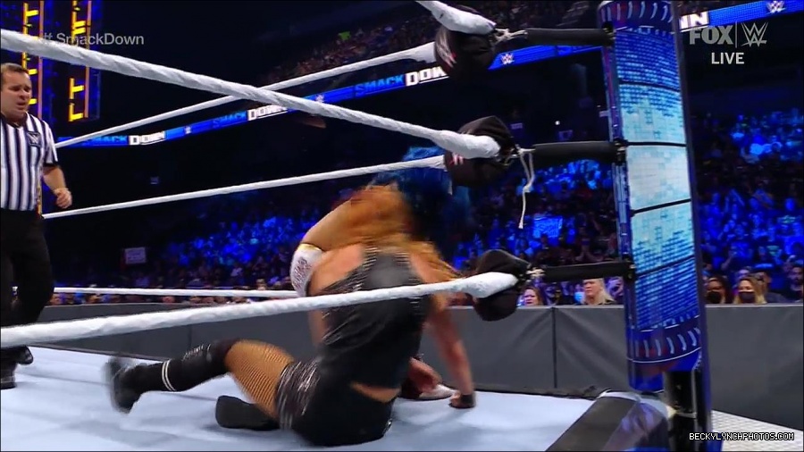 WWE_Supersized_SmackDown_2021_10_15_720p_HDTV_x264-NWCHD_mp4_005815220.jpg