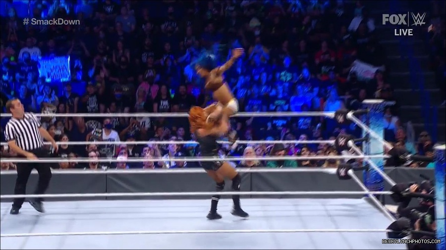 WWE_Supersized_SmackDown_2021_10_15_720p_HDTV_x264-NWCHD_mp4_005825430.jpg