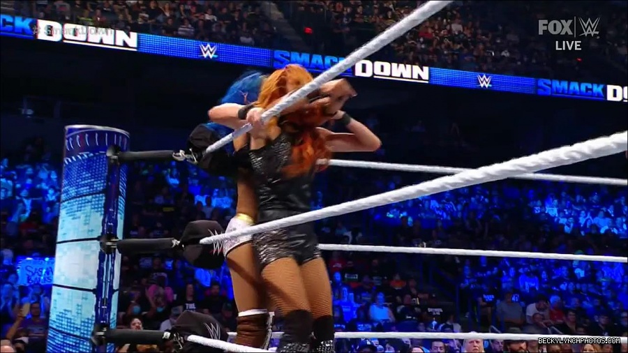 WWE_Supersized_SmackDown_2021_10_15_720p_HDTV_x264-NWCHD_mp4_005867472.jpg