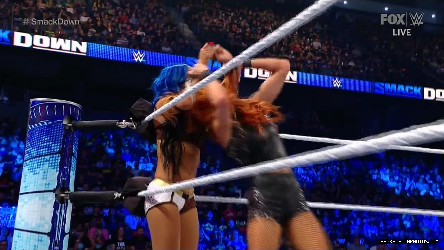 WWE_Supersized_SmackDown_2021_10_15_720p_HDTV_x264-NWCHD_mp4_005868073.jpg
