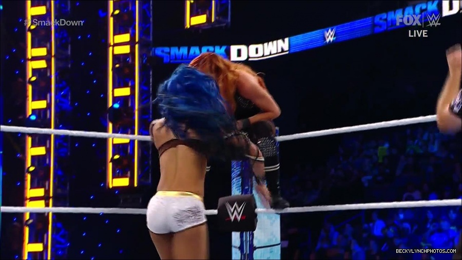 WWE_Supersized_SmackDown_2021_10_15_720p_HDTV_x264-NWCHD_mp4_005878883.jpg